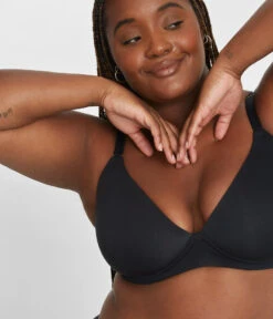 The All-Day Plunge No-Wire Bra: Jet Black -Outlet No Wire Bras Store 3 on model front2 all day plunge no wire jet black
