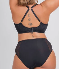 The Smooth Lace Minimizer Bra: Jet Black -Outlet No Wire Bras Store 4 on model back smooth lace minimizer jet black