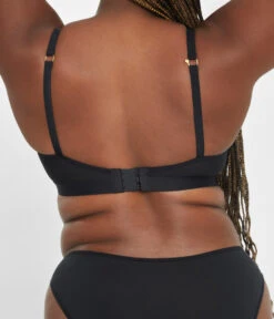 The All-Day T-Shirt Bra: Jet Black -Outlet No Wire Bras Store 5 on model back all day t shirt bra jet black